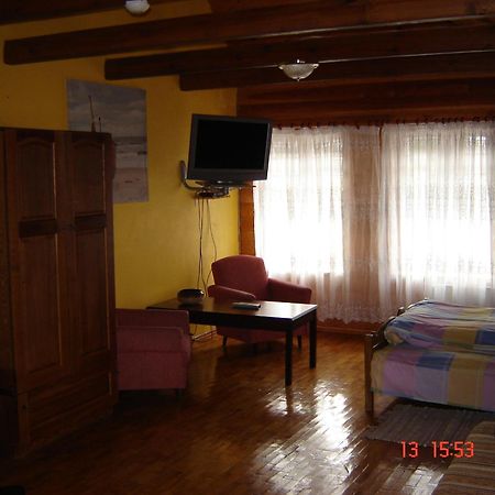 Hotel Viesu Nams Mezu 13 Ventspils Exterior foto