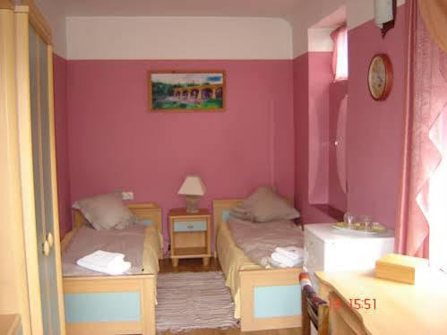 Hotel Viesu Nams Mezu 13 Ventspils Exterior foto